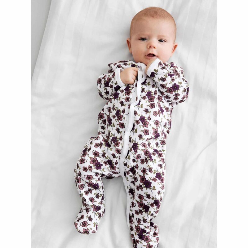NAME IT 2er Pack Baby-Mädchen Schlafanzug Blumen Blüten Schlafstrampler Druckknöpfe in Weiß/Violett – Detailbild 2 – jetzt kaufen bei Lifetex-Heimtextilien.de
